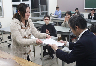 修了証書を受け取る川満美嘉さん＝９日午後、同校簿記教室