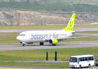 離島住民向けの割引運賃を発表したソラシドエア＝2013年３月19日、南ぬ島石垣空港