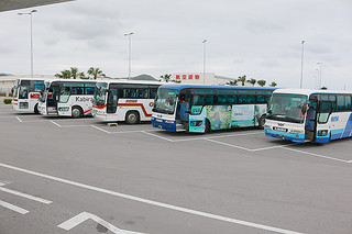 ４月１日から貸し切りバスは距離と時間の両方を合算した新運賃制度に移行する＝11日午後、南ぬ島石垣空港