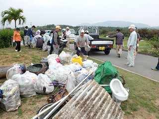 新川川で回収されたごみ。トタンに和式便器、自転車も出てきた＝22日午前、新川川