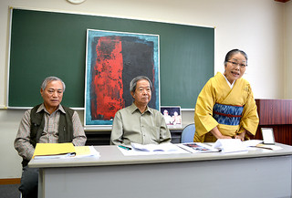 新城剛絵画展開催の経緯などを説明する妻の知子さん（右）ら＝27日午後、大浜信泉記念館