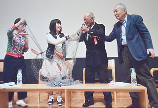 吉田静梨奈さん（中央左）とともにフォーラムに出席し、漁具などについて説明した平良正一さん（中央右）＝28日午後、東京大学弥生講堂一条ホール（平良さんの家族提供写真）
