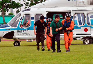 津波で流された人を救出という想定で陸上競技場に着陸した石垣航空基地のヘリ＝26日午前