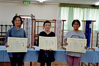 上位入賞した与儀あけみさん、来間倫子さん、松下康子さん（左から）＝28日午後
