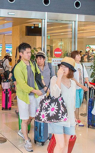 大型連休初日、県外から続々訪れた観光客ら＝29日午後、南ぬ島石垣空港