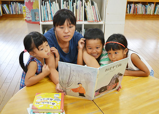 読み聞かせを楽しむ親子連れ＝２０１４年７月30日午後、石垣市立図書館