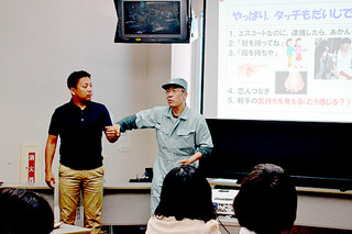 発達障がい児の教育について講話する村上塾長（右）＝14日午後、大浜信泉記念館