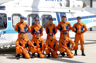 11管石垣航空基地に配置された機動救難士ら＝15日午後、石垣航空基地ヘリポート