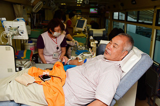 １日から始まった移動献血。初日は82人が協力した＝１日午前、市役所構内の移動献血車