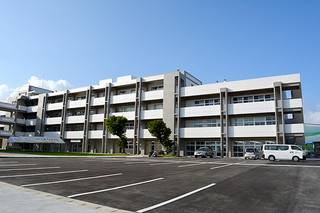 落成した八重山高校の新校舎。手前は駐車場として活用されている＝26日午後、同校