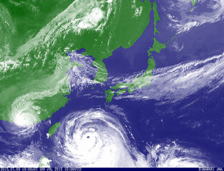 強い勢力を維持しながら北西へ進む台風９号。中心の目がはっきりしている＝気象庁のホームページ気象衛星の画像より