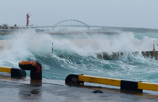 石垣島地方に最接近した台風９号の影響で岸壁を越える高波＝10日午前、石垣港