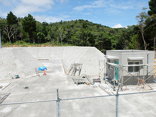 建設工事が進められている不発弾保管庫。右の建物は警備室、左端に保管庫がある＝22日午後、屋良部半島内