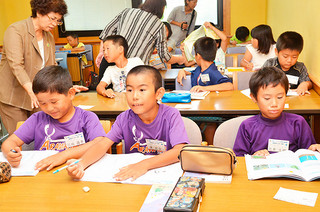まいふなー教室で夏休みの宿題に取り組む児童ら＝28日午前、市立図書館会議室