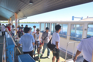 島時間体験パスポートの利用開始で船賃３割引き＝30日午後、石垣港離島ターミナル