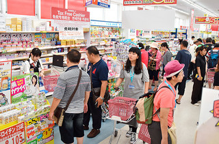 消費税免税店のドラッグストアで、レジに並ぶ台湾人観光客ら＝17日午後、真栄里のドラッグストア