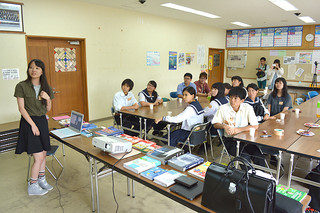 八重山高校出身の長谷部郁さん（左）ら琉大地域医療研究会のメンバー９人が大学生活などについて説明した交流会＝２２日午後、同校会議室