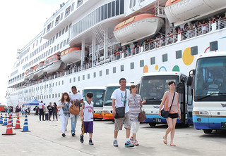 クルーズ船を降りて観光に向かう台湾人観光客ら。11月からは宿泊ツアーという選択肢が加わりそうだ＝７日午前、石垣港