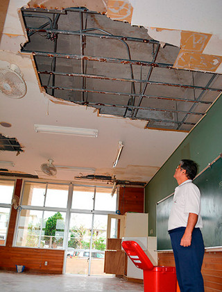 台風15号の影響で天井板が落下した平真小学校の１年１組の教室＝７日午後