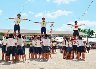 「Ｔｈｅ　シンクロ」で息の合った組体操を披露した石垣小学校の５、６年生＝13日午後、同校