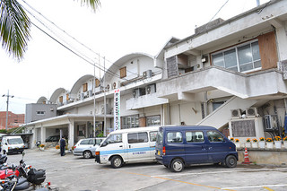 老朽化が進む竹富町役場。庁舎移転向け、11月に住民投票が実施される（資料写真）