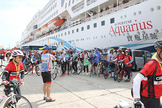 台湾から訪れた自転車ツアーの人々。到着後、三つのコースに分かれて観光しながらサイクリングを楽しんだ＝８日午前、石垣港