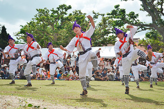 竹富島最大の行事「種子取祭」。勇ましい掛け声とダイナミックに踊るウマヌシャーには場内から大きな拍手が起こった＝10日午前、世持御嶽