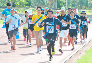 29組のチーム・個人が一斉にスタートを切った第１回石垣島リレーマラソンフェス＝28日午後、市総合運動公園陸上競技場