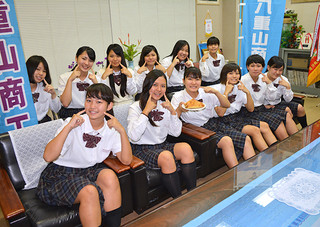福島県産のリンゴなどを使った「あっぷるパイん」をＰＲする「美ら雪姫」の生徒たち＝１日午後、八商工校長室