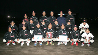 第６回ＫＢＣ杯争奪第19回中学校新人軟式野球大会で優勝した石垣ナイン＝６日午後、市営野球場