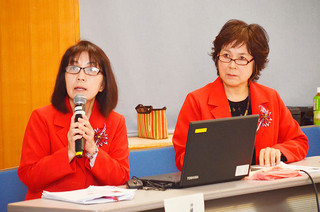 海外セミナーの報告を行った大岩晶子さん（左）と南苗子さん＝20日午後、石垣市健康福祉センター