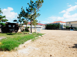１月に新校舎建築工事に着手する登野城小学校。旧校舎跡には広大な更地が広がる＝21日午後