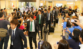 大勢の市民の出迎えを受けるサッカーU−22日本代表メンバーら＝22日午後、南ぬ島石垣空港の到着ロビー