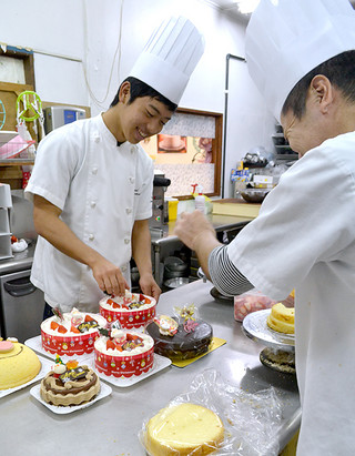 クリスマスケーキ作りに大忙しのスタッフ＝24日午後、メームイ製菓本店