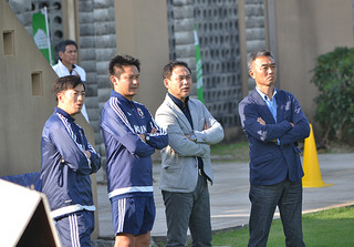 サッカーパークあかんまを視察するサッカー女子日本代表の佐々木則夫監督（右２人目）＝29日午後