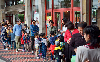 子どもに人気のウルトラマンサーガの上映前には家族連れが列をつくった＝１日午後、市民会館