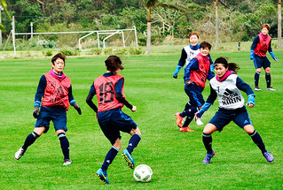 ゲーム形式の練習をするサッカー日本女子代表の川澄奈穂美選手⑦ら＝24日午後、サッカーパークあかんま