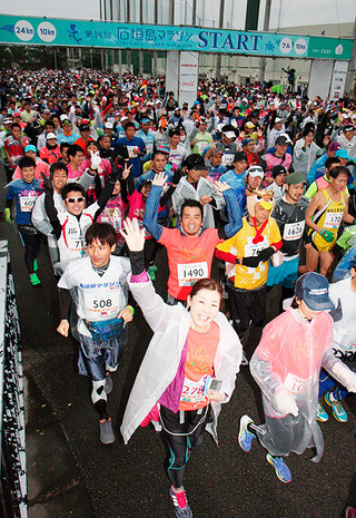 厳しい寒さのなか、第14回石垣島マラソンでスタートする参加者＝24日午前、市中央運動公園