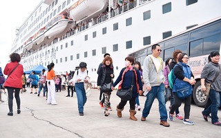 石垣島への外航クルーズ船寄港が27日からスタートする。昨年末に寄港したスーパースターアクエリアス号から下船する台湾人観光客＝２０１５年12月30日午前