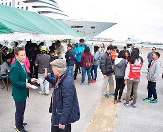 クルーズ船からの外国人観光客で混雑するタクシー乗り場＝27日午後、石垣港