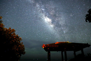 石垣市が星空保護区としての認定を目指すことになった石垣島の星空。中央は夏の天の川＝２０１５年６月15日午前０時ごろ、南ぬ浜町（星空ツーリズム社・石垣島提供）