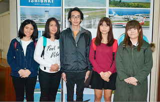 インターンで石垣市を訪れている麗澤大学のタイ人留学生ら＝５日午前、石垣市役所