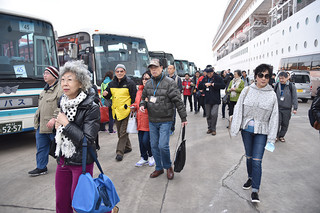 今年初寄港したコスタビクトリア号から下船して大型バスで島内観光に向かう中国人観光客＝７日午前、石垣港Ｆ岸壁