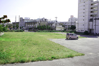 沖縄銀行が所有する八重山署跡地。八重山支店の移転に向けた作業が進んでいる＝11日午前