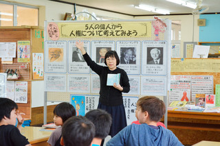 展示を生かし、授業で紹介している平真小学校図書館司書の西原多壬子さん＝１月28日午後、同館
