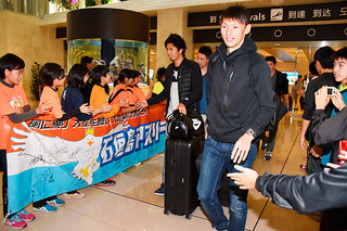 出迎えた子どもたちに笑顔をみせる日本男子短距離の高平慎士（右）ら＝24日夕、南ぬ島石垣空港