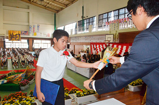 卒業証書とエークが授与された八島小学校の卒業式＝23日午前、八島小体育館