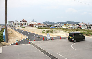 ４日から開通する新栄町船揚場埋め立て地内の道路＝１日午後、新栄町
