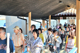 竹富町の旅行を楽しむ多くの観光客ら＝１２日午後、石垣港離島ターミナル