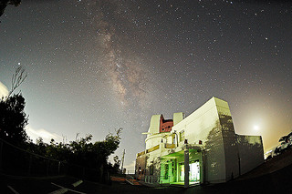 中学３年生が使用している理科の教科書に掲載されている石垣島天文台の写真（石垣島天文台提供）